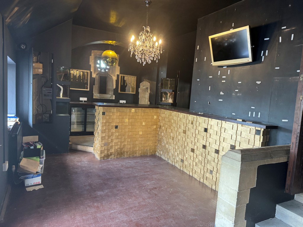 Lot: 6 - FREEHOLD TOWN CENTRE FORMER CHAPEL ARRANGED AS DANCE STUDIO AND EVENTS VENUE WITH A CAR PARK - The Bar Area